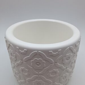 Maceta de cemento con relieve